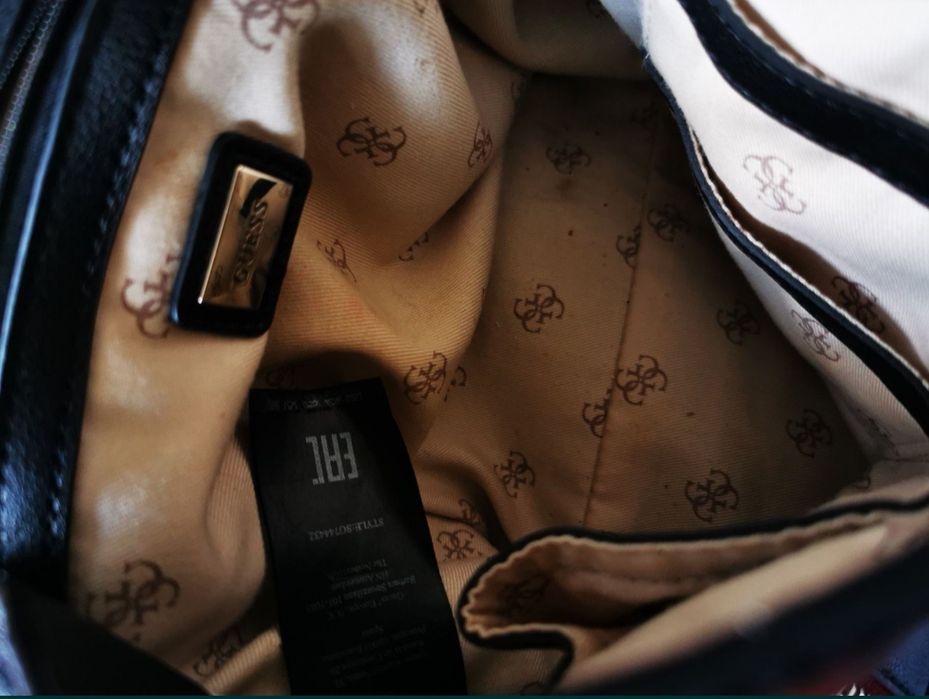 Guess Oryginalny plecak Karola z pomponem Unikat