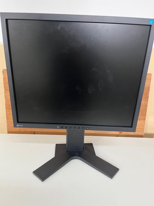 2 Monitores EIZO FlexScan S1934 – 19” LCD Profissionais