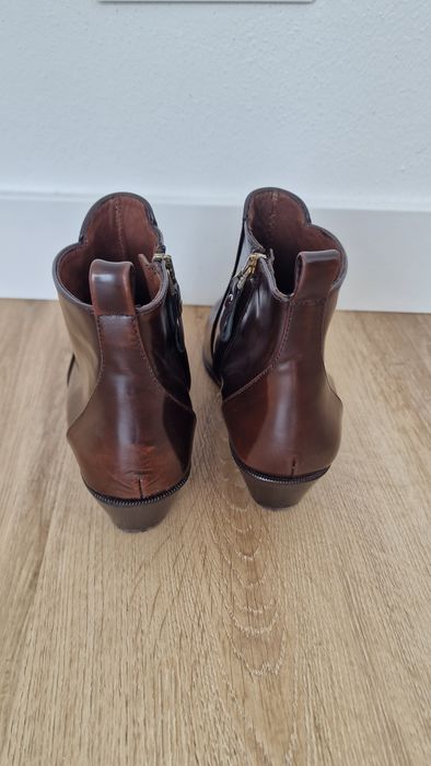 Botim bota salto antik perfurado Massimo Dutti