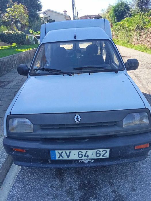 Carrinha mista Renault express 5 lugares , com batida no lado direito atrás conforme foto. Tem vistoria até fevereiro de 2027..motor a gasóleo