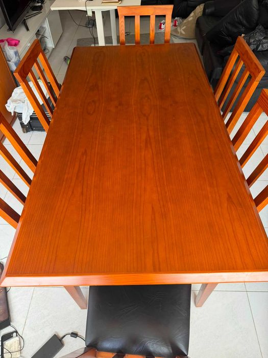 Mesa de jantar em madeira com 6 cadeiras