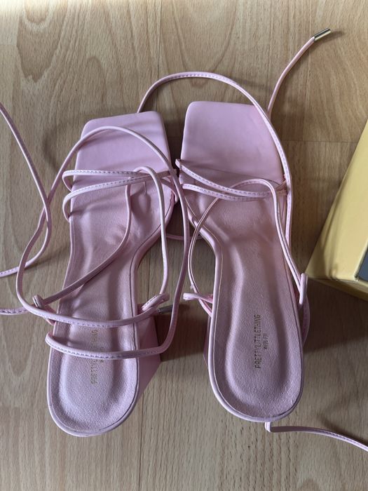 Босоніжки зі шнурівкою