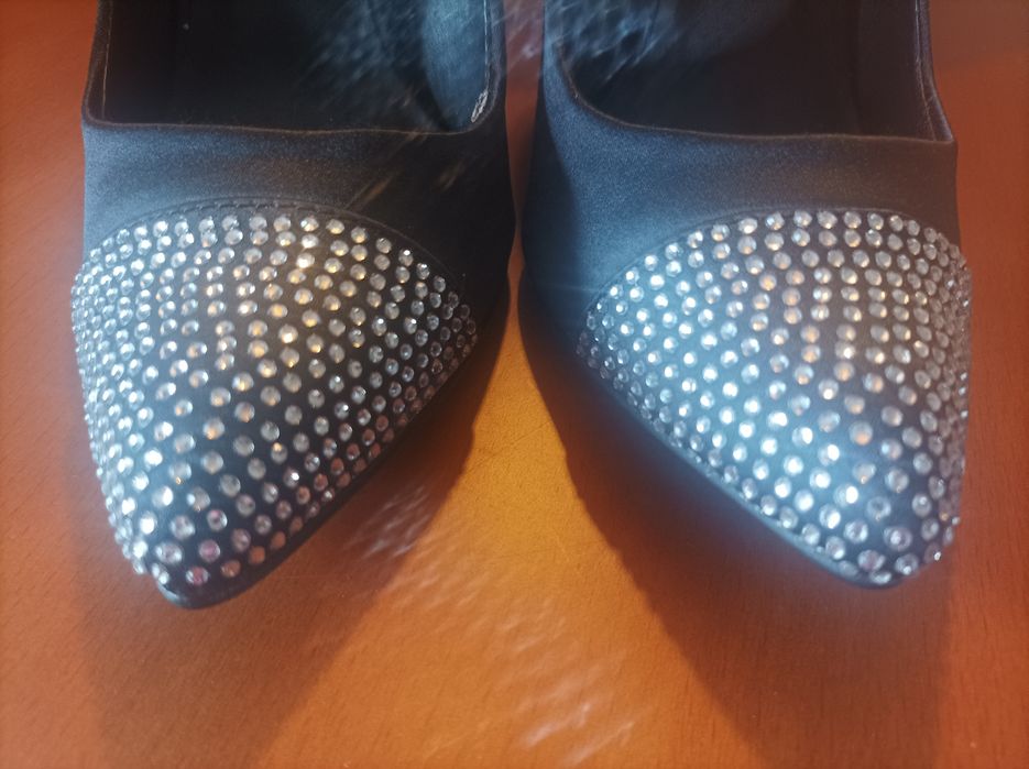 Sapatos pretos com brilhantes