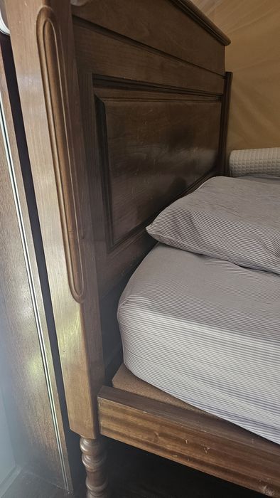 Cama em madeira castanho