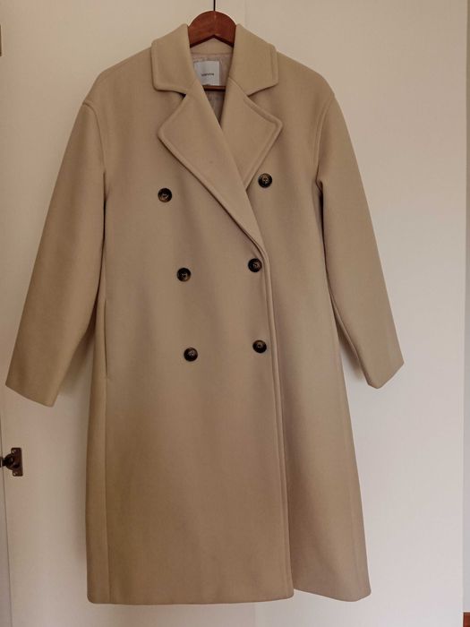 Casaco comprido com botões bege