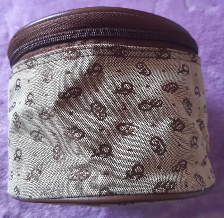 Kosmetyczka kuferek.