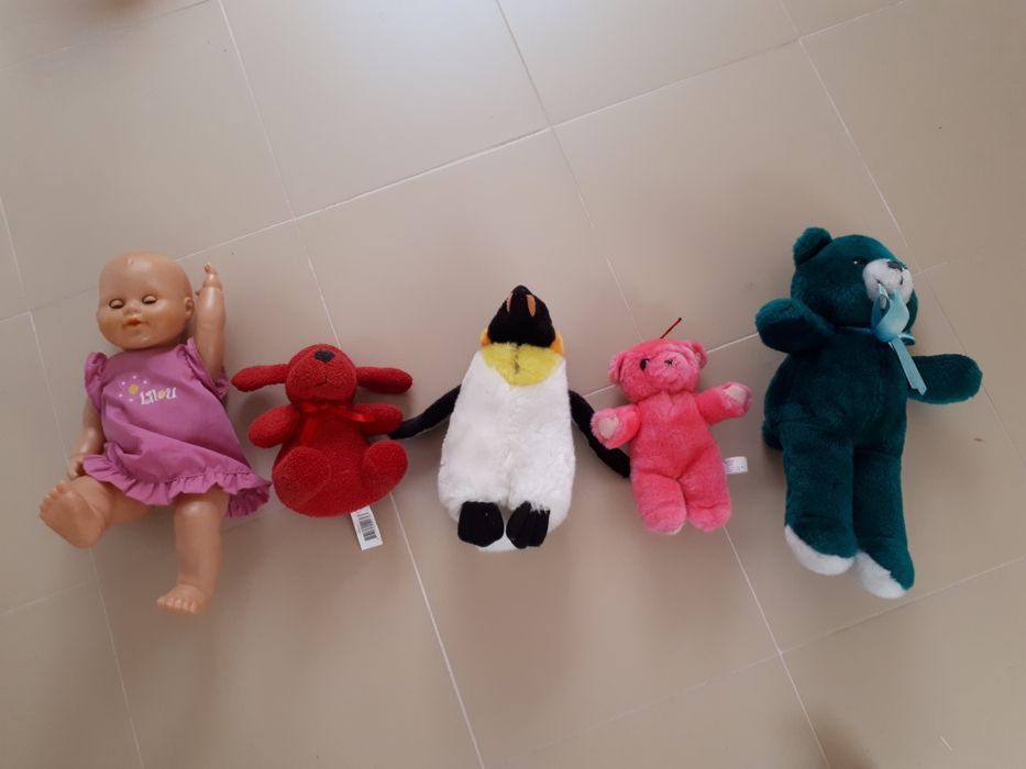 Peluches e boneca