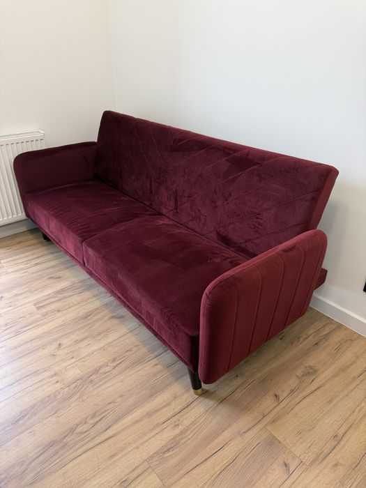 Bordowa sofa rozkładana dla 3 osób welurowa