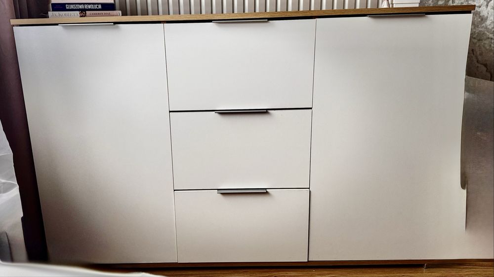 Komody biale z drewnianym blatem