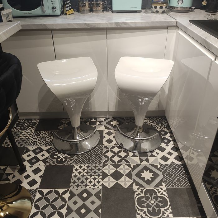 Hoker barowy biały połysk 2 sztuki