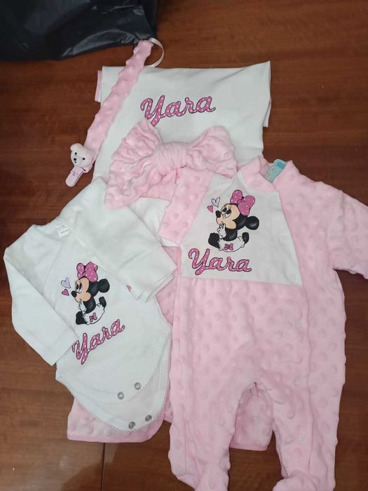 Artigos de bebé pintados a mão