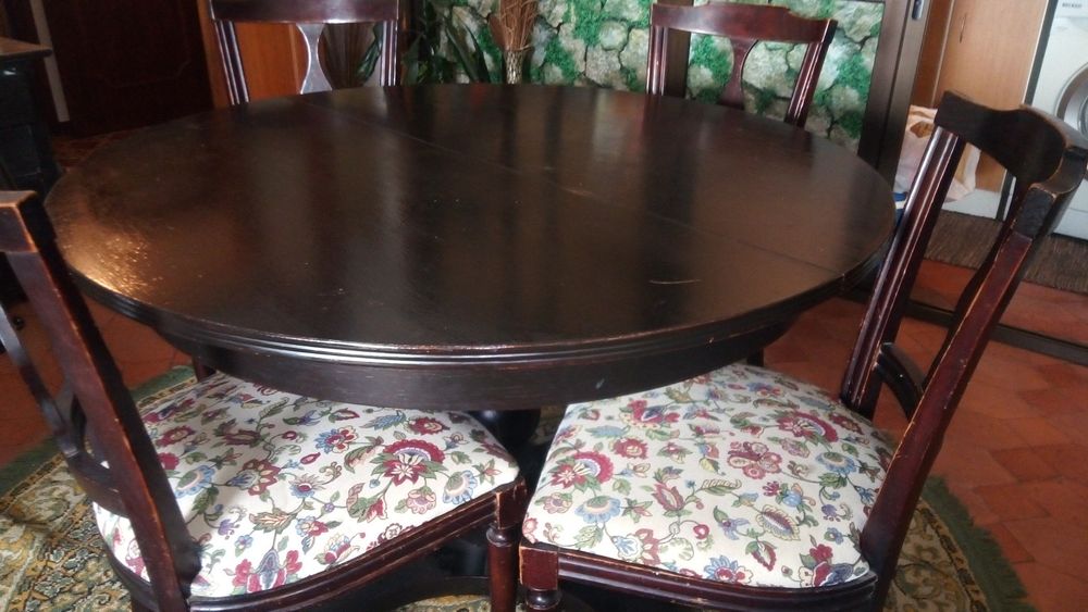 Mesa antiga com cadeiras