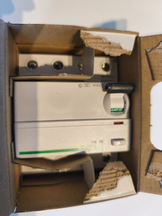 Wyłącznik różnicowoprądowy 4-biegunowy 40A 300mA typ AC Schneider E
