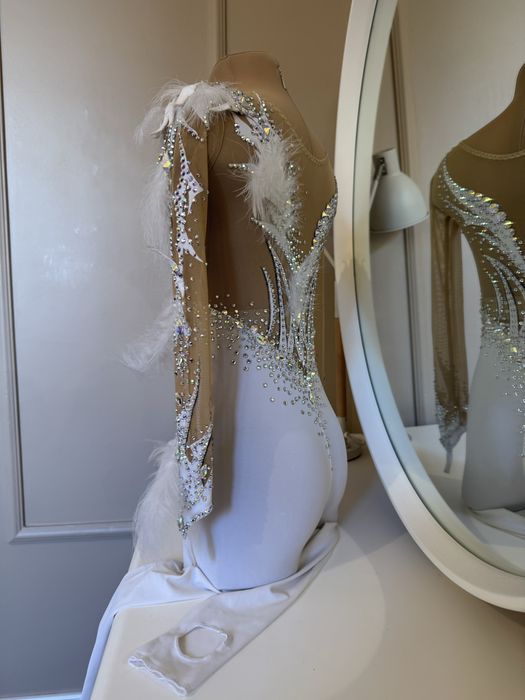 Продам комбинезон длч хкдожественной гимнастики на рост 125-135см