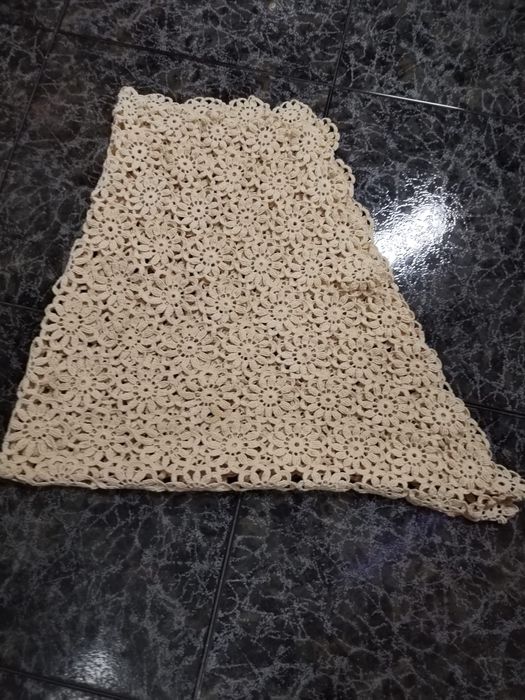 Saia de camilha em renda creme.