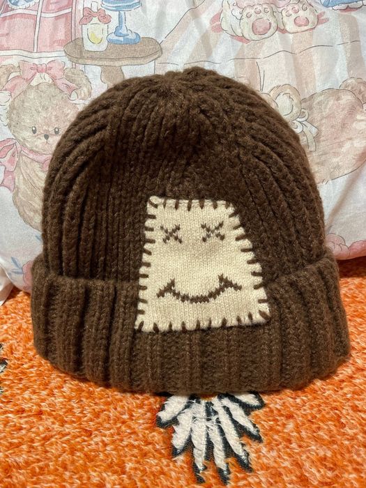 В’язана шапка з нашивкою смайликом шапка з вiдворотом