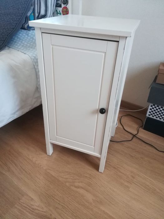 Cama, secretaria e mesa de cabeceira para venda