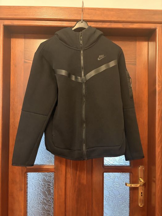 Czarna bluza nike tech flece