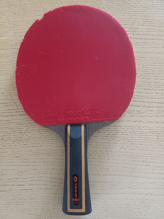 Ракетку для настільного тенісу