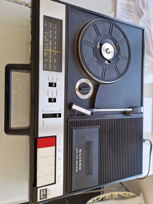 Rádio, gira disco e leitor/gravador de cassetes Silvano 717