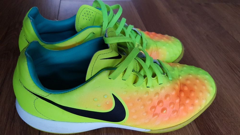 Halówki NIKE  38,5   24 cm