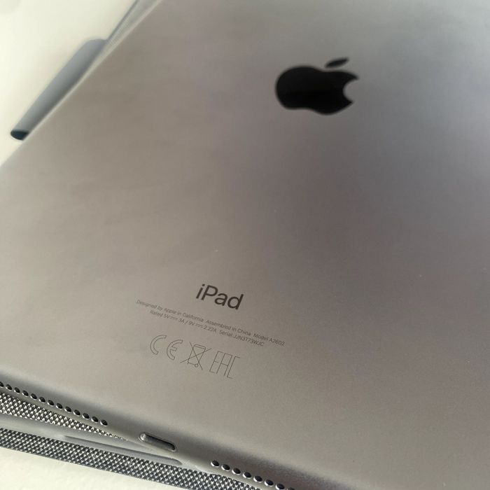 Ipad 9 geração 64gb + Case Logitech Combo Touch (teclado + trackpad)