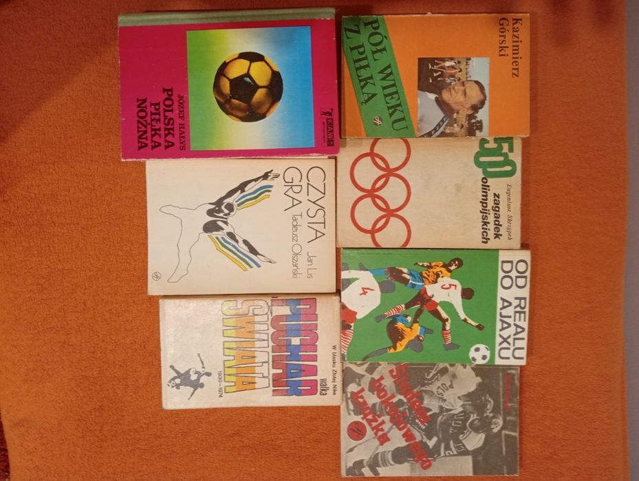 Stare książki o tematyce piłkarskiej i sportowej z czasów PRL