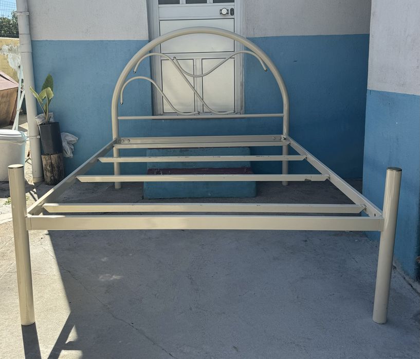 Cama de ferro em ótimo estado!!