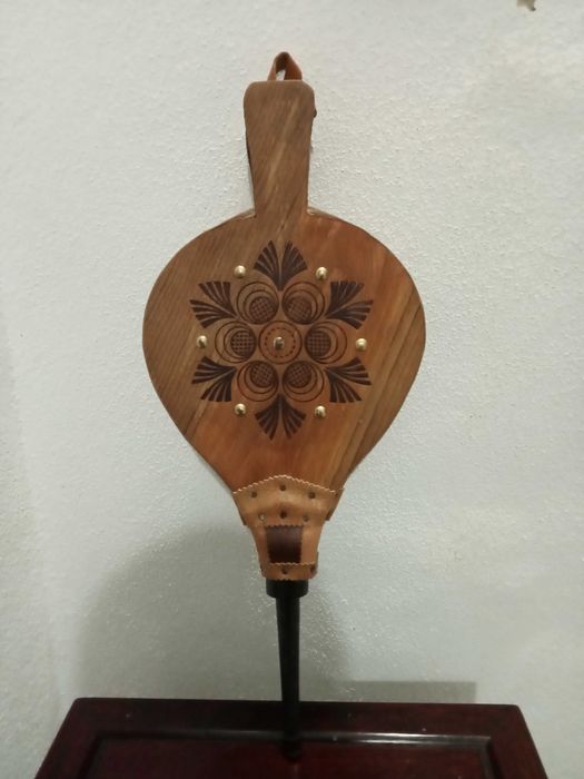 Fole de madeira e couro
