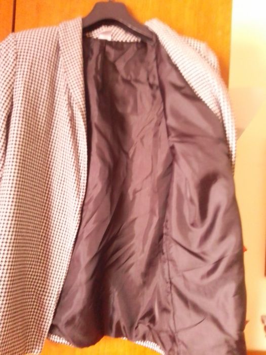 Vendo 2 bleiseres um preto e outro como mostra a imagem