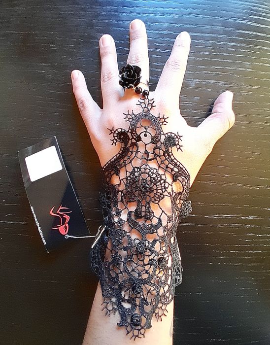 Luvas preta de renda