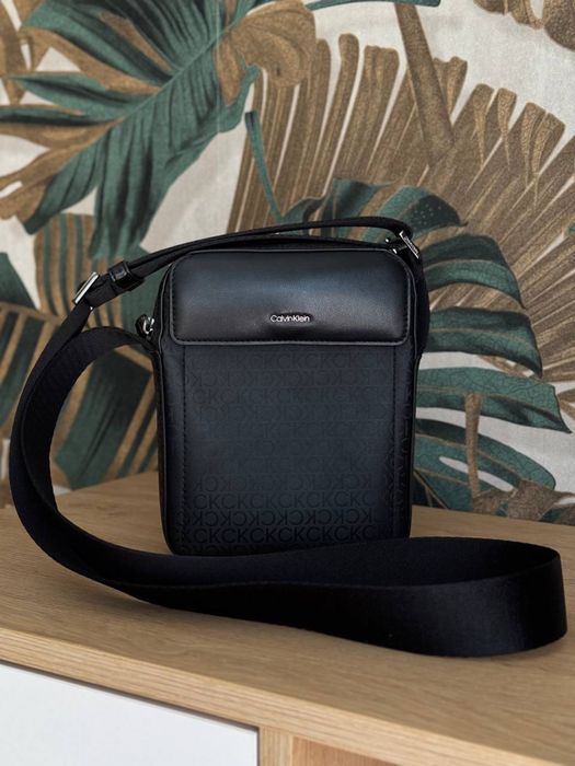 Чоловіча чорна сумка через плече Calvin Klein Monogram
