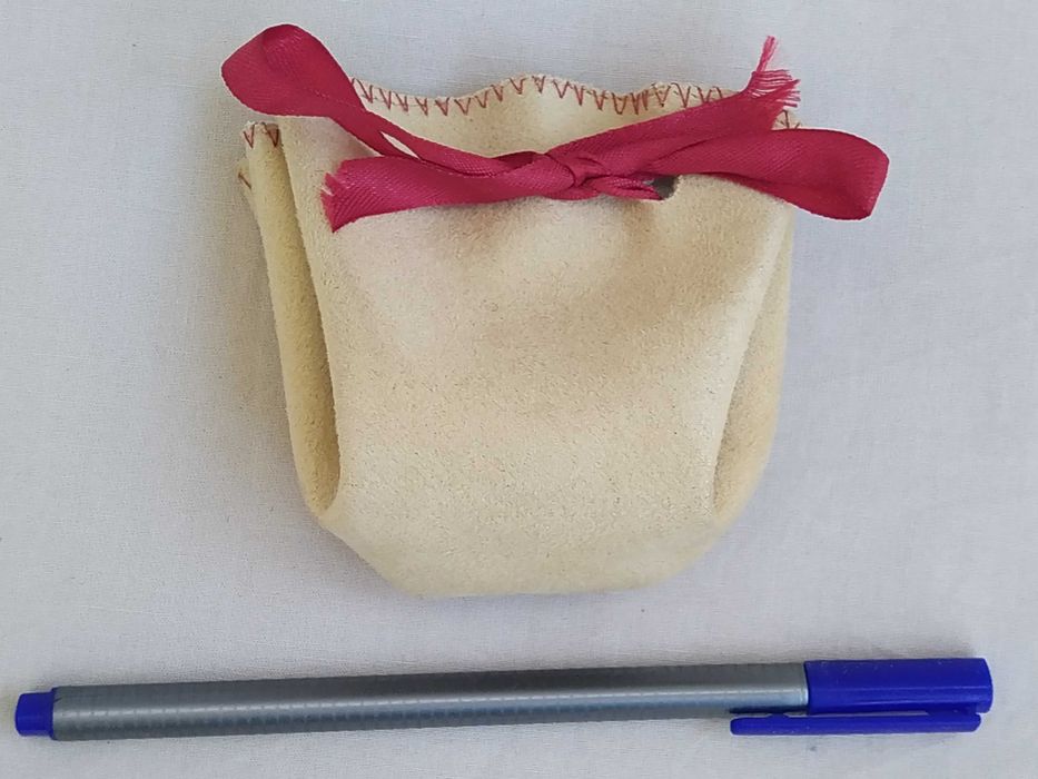 Pequena bolsa de atilho