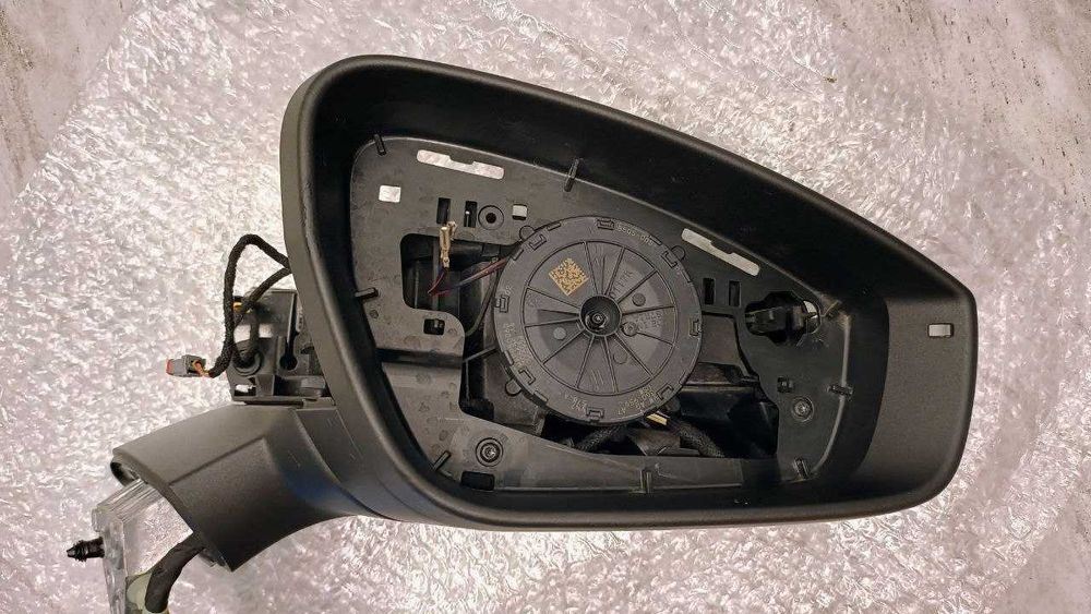 Корпус дзеркала правого на Volkswagen Tiguan