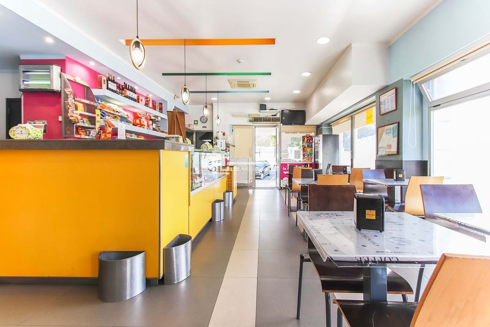 Trespassa-se restaurante e snack-bar em pleno funcionamento