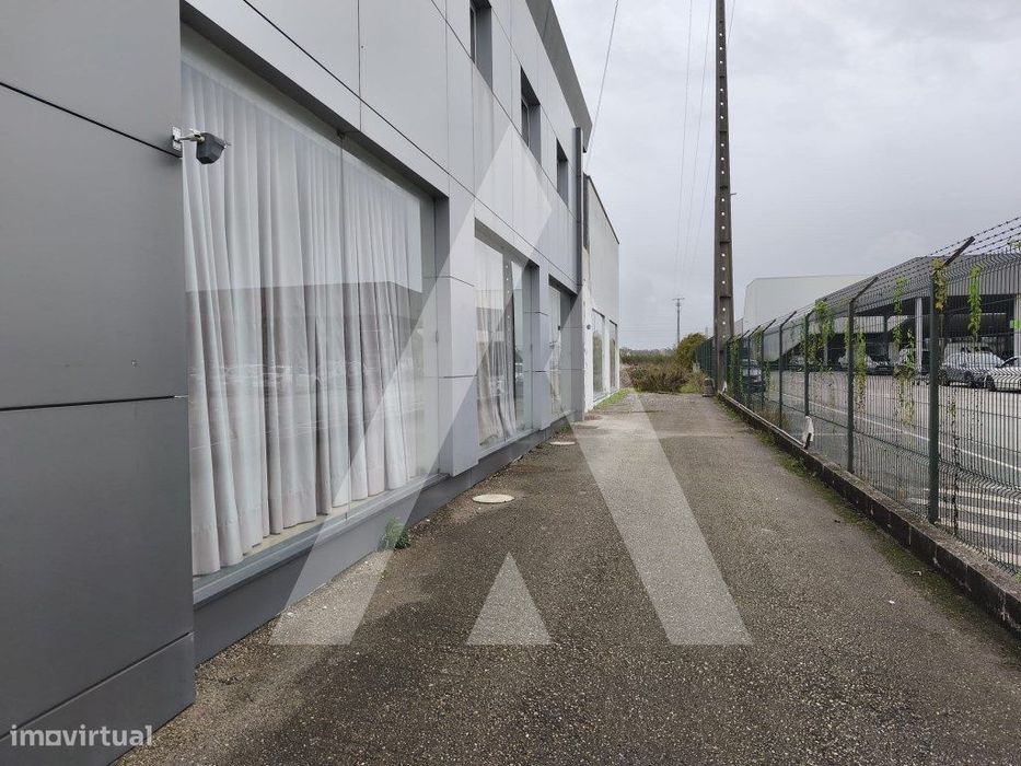 Armazém com apartamento T4 e terreno próximo de uma zona industrial.