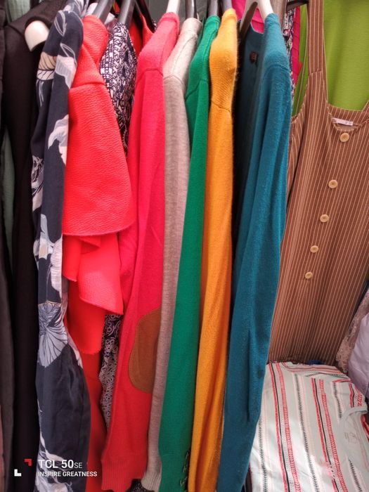Roupa semi nova 1€ cada peça. Lameira Celorico de basto