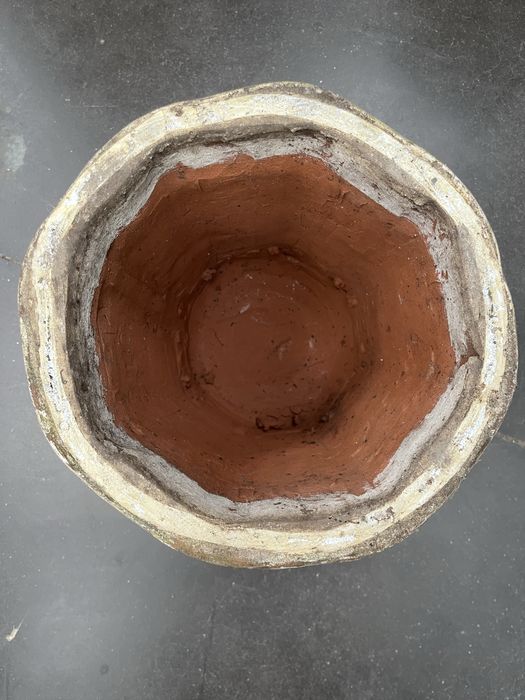 Bastante invulgar conjunto de mesa e bancos orientais em terracota