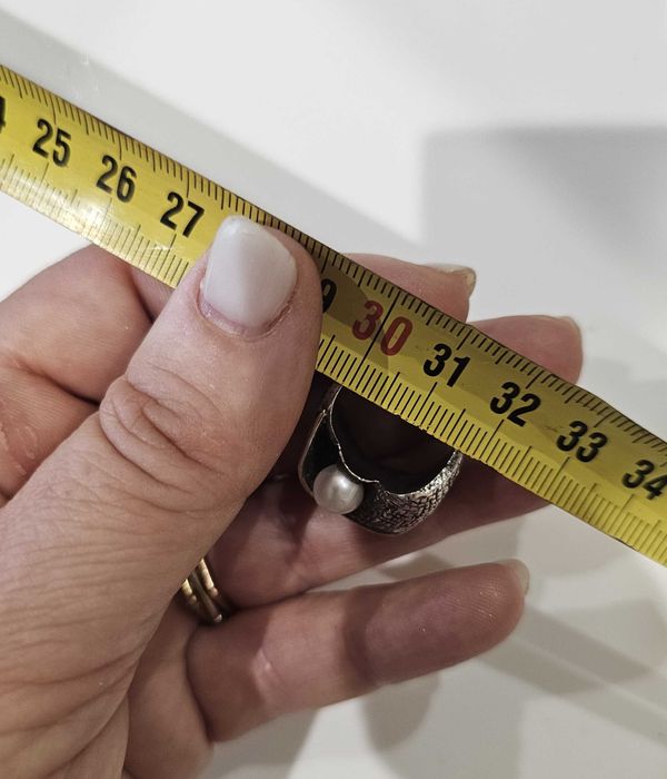 Anel prata e pérolas.