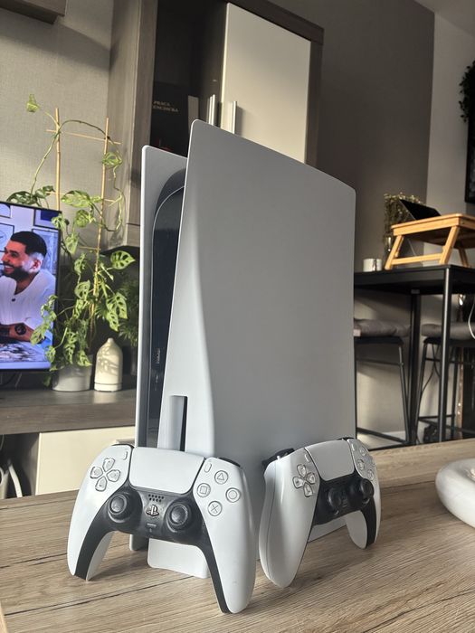 Playstation 5 + 2 pady