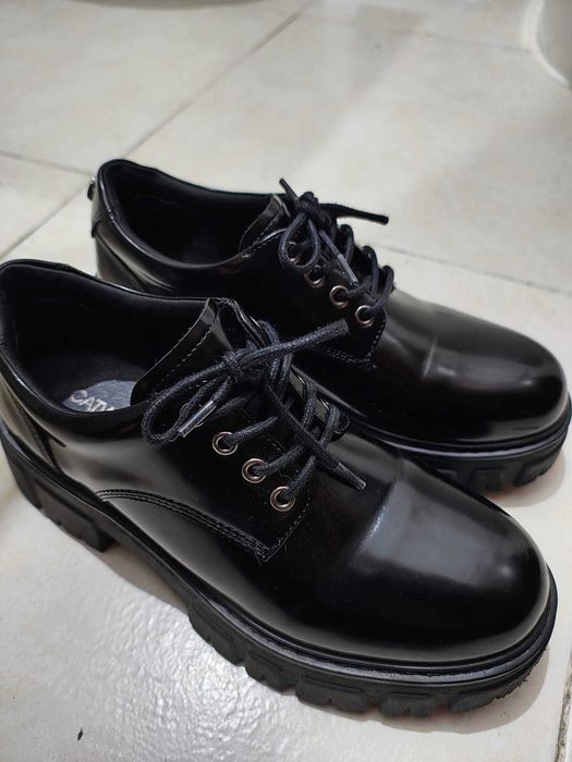 Sapatos pretos verniz estilo "Oxford"