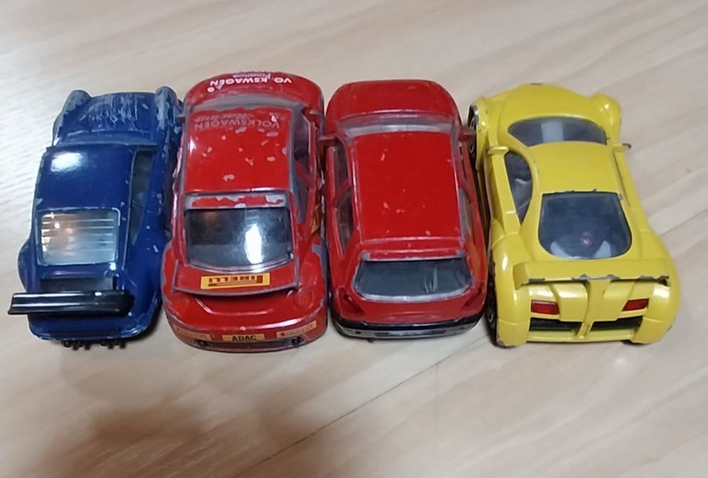 Lote de 4 miniaturas em escala 1/43