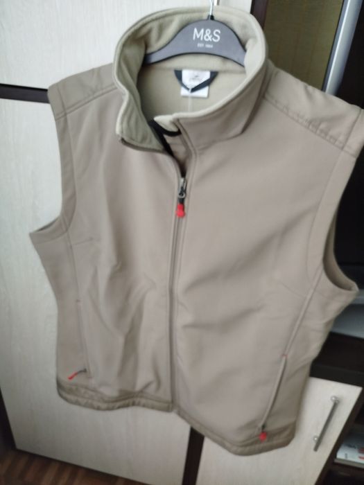 Жилетка нова.Бежевого кольору.