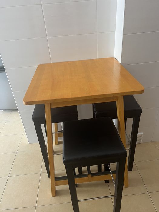 Mesa alta com bancos em otimo estado