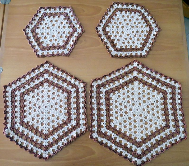 41 conjuntos de naperons em crochet  e 6 toalhas
