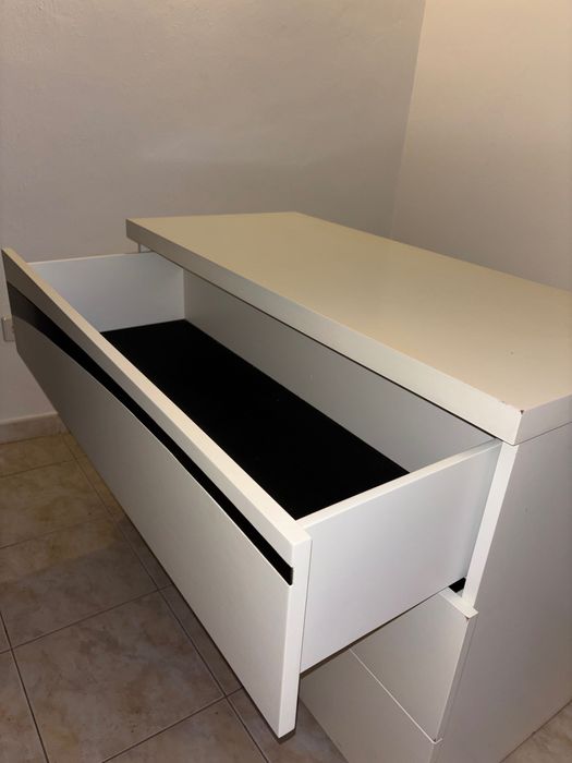 Conjunto de cama, colchão, mesa de cabeceira, comoda e espelho