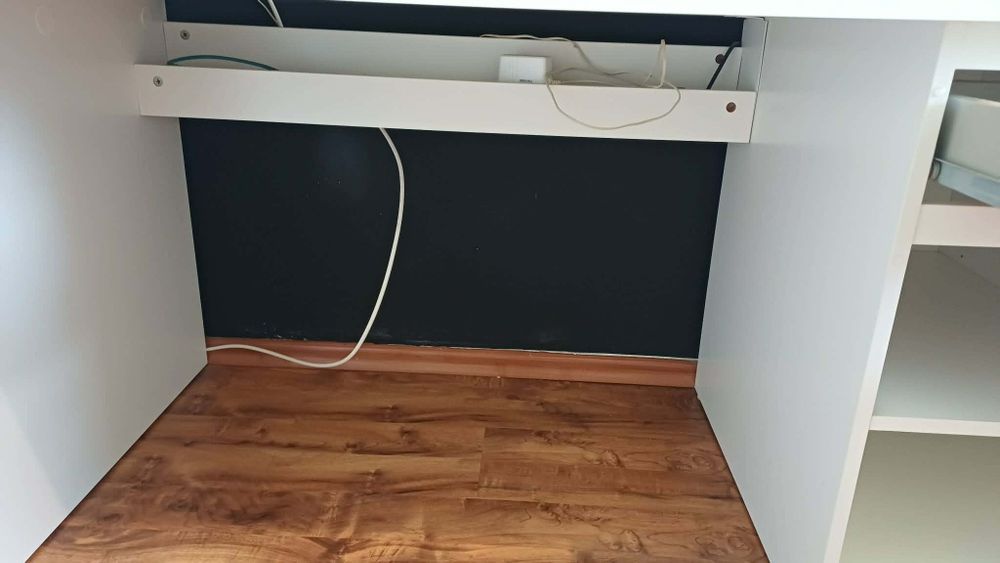 Biurko MALM białe 140x65
Biurko, biały, 140x65 cm