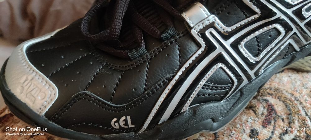 Asics gel .  Кроссовки знаменитого бренда.