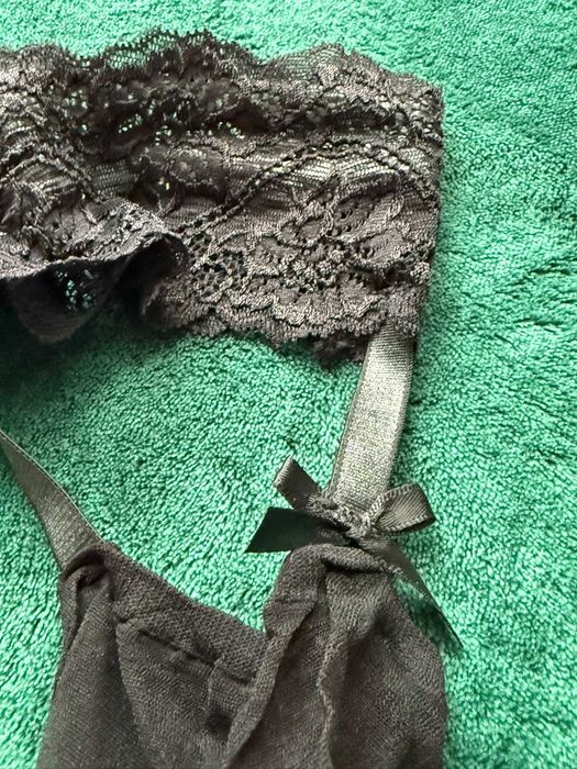 Urocze Pończochy Samonośne z Kokardą – Koronka & Silikon
