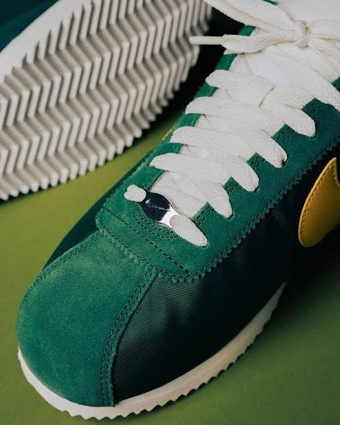 Nike Cortez TXT Gorge Green/Yellow Ochre-Sail | 42,5 | 27 cm